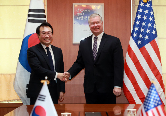 지난 2월 서울에서 만난 이도훈 본부장(왼쪽)과 스티븐 비건 특별대표 . 연합뉴스